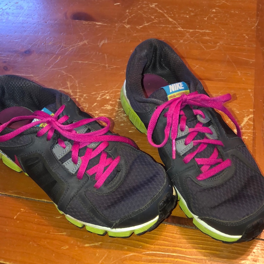 NIKE TENNIS SHOES